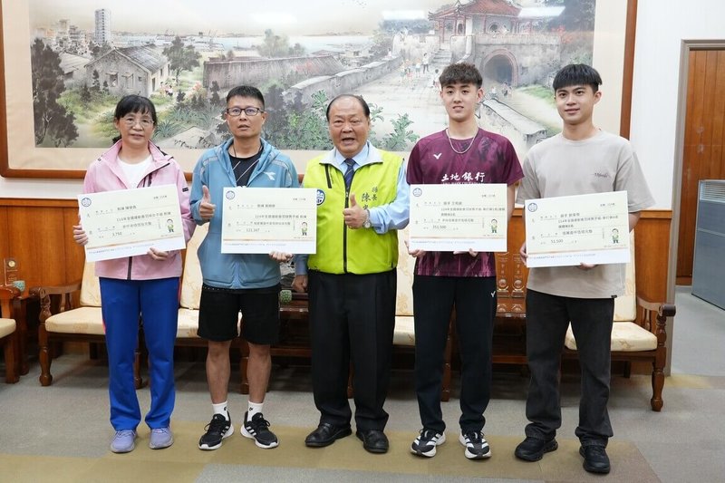 114年全國運動會澎湖縣羽球代表隊表現出色,縣長陳光復(中)30日在縣府接見選手與教練,並頒發獎勵金,肯定他們在賽場上全力以赴、為澎湖爭光的傑出表現。(澎湖縣政府提供) 中央社 114年10月30日