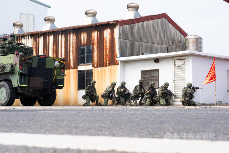 陸勝一號操演25日舉行，30日參演部隊542旅、234旅於雲林褒忠、元長一帶接觸，圖為234旅官兵下車警戒，準備戰鬥。中央社記者游凱翔攝　114年10月30日