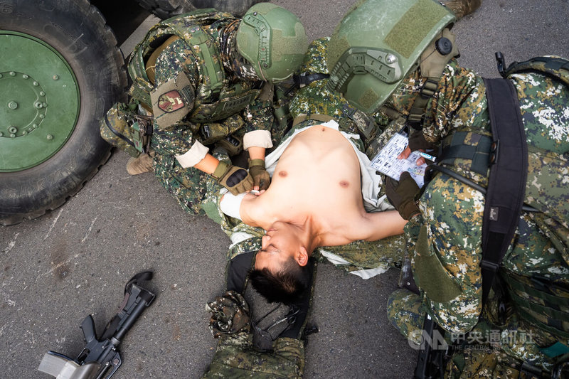 陸勝一號操演25日舉行，30日參演部隊542旅、234旅於雲林褒忠、元長一帶接觸，圖為234旅官兵實施戰傷救護（TCCC）訓練，並確實填寫傷票，準備執行後送。中央社記者游凱翔攝　114年10月30日