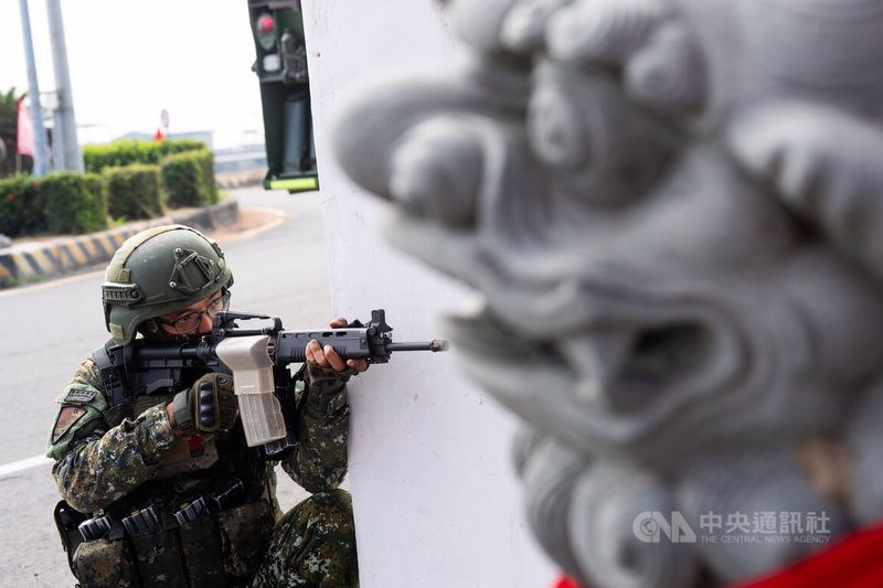 陸勝一號操演25日舉行，30日參演部隊542旅、234旅於雲林褒忠、元長一帶接觸，統裁部下達234旅實施攻佔，圖為官兵實施警戒。中央社記者游凱翔攝　114年10月30日