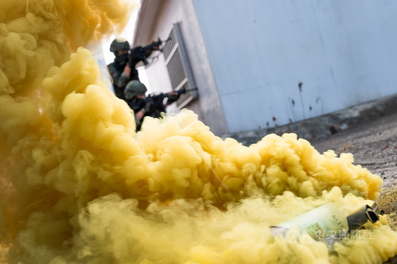 陸勝一號操演25日舉行，30日參演部隊542旅、234旅於雲林褒忠、元長一帶接觸，統裁部下達234旅實施攻佔，圖為官兵投放煙霧彈以掩蔽受傷官兵。中央社記者游凱翔攝　114年10月30日