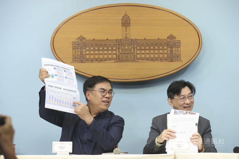 環境部長彭啓明(左)、內政部次長董建宏(右)30日晚間在總統府出席國家氣候變遷對策委員會第5次委員會議會後記者會,彭啓明現場以數據資料回應媒體相關提問。中央社記者鄭清元攝 114年10月30日