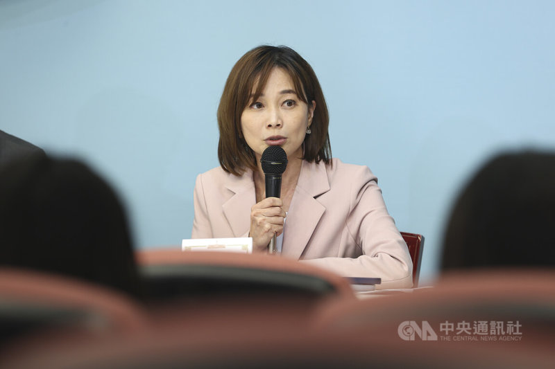 國家氣候變遷對策委員會30日舉行第5次委員會議，晚間由總統府發言人郭雅慧（圖）在記者會中轉述總統賴清德裁示，並回應媒體提問。中央社記者鄭清元攝　114年10月30日