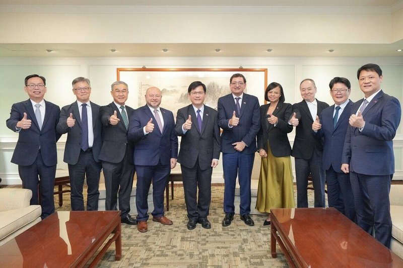 外交部長林佳龍29日（左5）午宴貝里斯貝里斯憲政及宗教事務、原住民事務暨交通部長卓巴奈（Louis Zabaneh，右5）、公共事業、能源暨後勤部長柴巴特（Michel Chebat，另譯：薛霸，左4）、貝國駐台大使梅凱瑟（Katherine Vanessa Meighan，右4），並與貴賓合影。（外交部提供）中央社記者楊堯茹傳真 114年10月30日