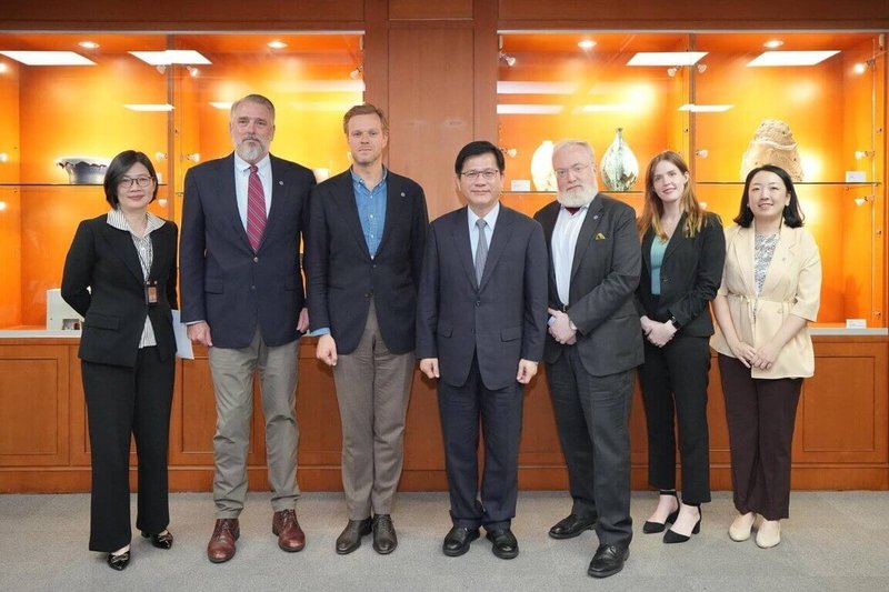 外交部長林佳龍(右4)30日接見美國智庫「大西洋理事會」(The Atlantic Council)「2025年跨大西洋高階訪問團」成員並合影。(外交部提供)中央社記者楊堯茹傳真 114年10月30日