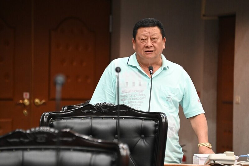 台東縣消防局內規訂救護車時速不得超過100公里,台東無黨籍縣議員陳宏宗30日在縣議會質詢時質疑恐妨礙救護效率,盼消防局重新檢討。(台東縣議會提供)中央社記者盧太城台東傳真 114年10月30日