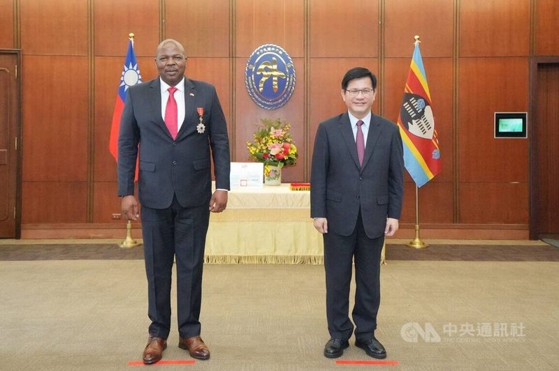 外交部長林佳龍（右）30日頒贈「睦誼外交獎章」予史瓦帝尼王國王家警察總署總長馬桑哥（Manoma Vusie Masango，另譯：馬桑戈，左）。中央社記者楊堯茹攝　114年10月30日