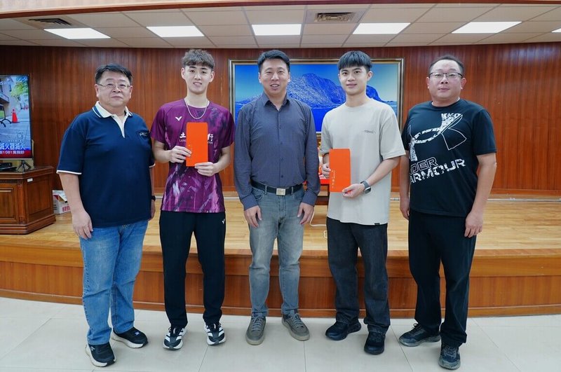 114年全國運動會澎湖縣羽球代表隊表現出色,議長陳毓仁(中)30日致贈獎金給選手王柏崴(左2)、劉韋奇(右2),也期許兩人未來能持續精進成長,為澎湖爭取更好成績。(澎湖縣議會提供) 中央社 114年10月30日