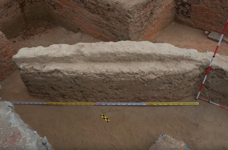 道路邊界的三合土牆體,往東可看見分層夯實的道路剖面。(圖取自台南市文化資產管理處網頁tmach-culture.tainan.gov.tw)