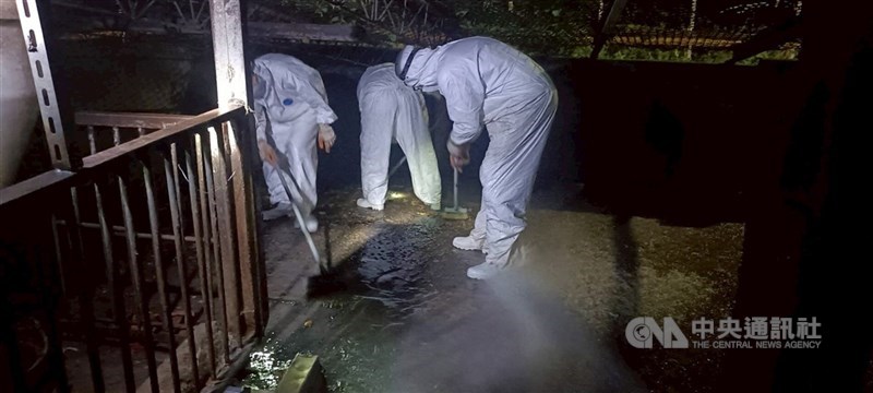 圖為農業局人員進行豬場清消。（中央社檔案照片）