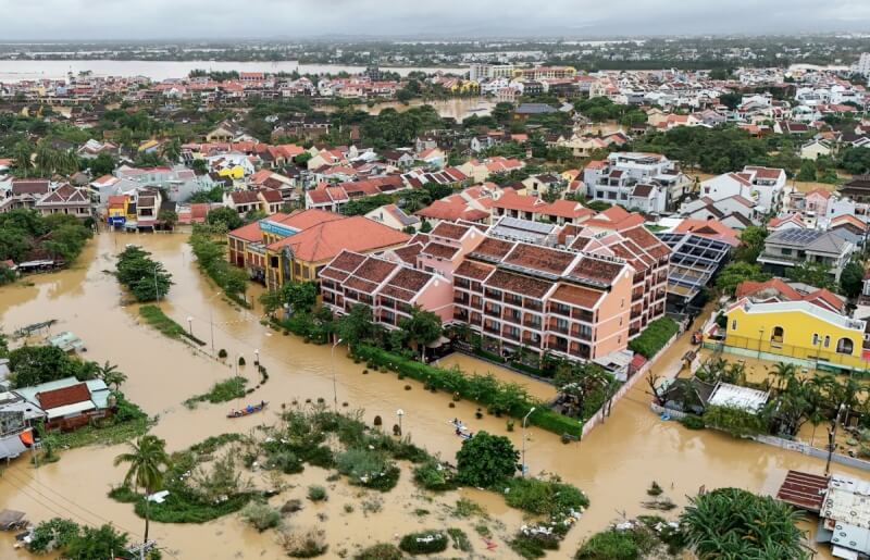 越南會安市30日可見城鎮被淹沒。(法新社)