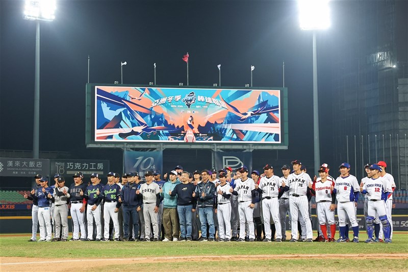 中華職棒今天宣布,亞洲冬季棒球聯盟將於11月15日開打,今年集結來自台、日、韓共5支球隊。圖為113年由日職白隊與日本社會人隊爭冠。