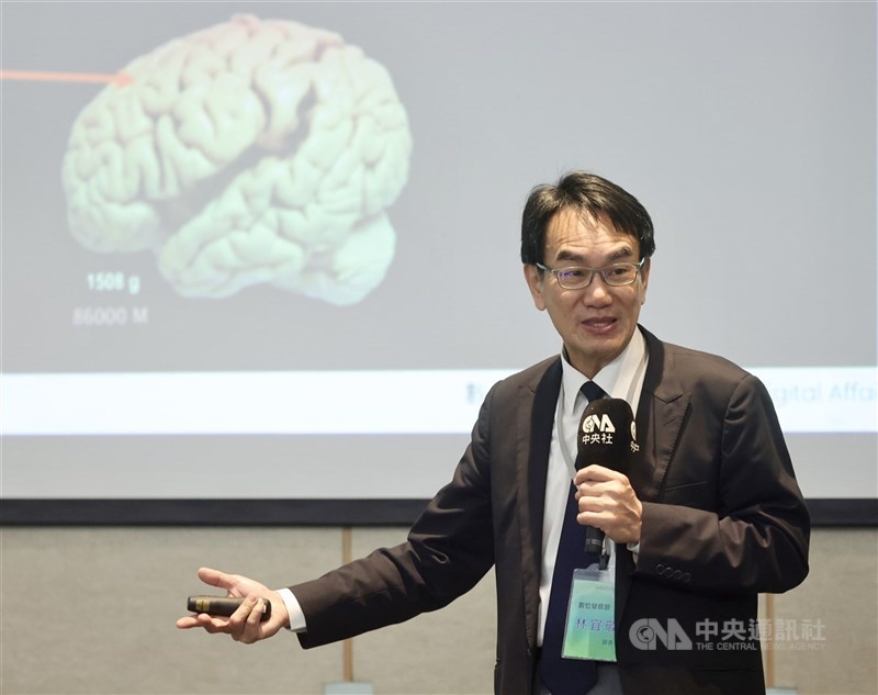 中央社主辦「2025智慧永續城市國際論壇」，30日在台北登場，數發部長林宜敬（圖）出席與會，以「從能耗到能效AI時代的永續思維」發表演說。中央社記者張皓安攝　114年10月30日