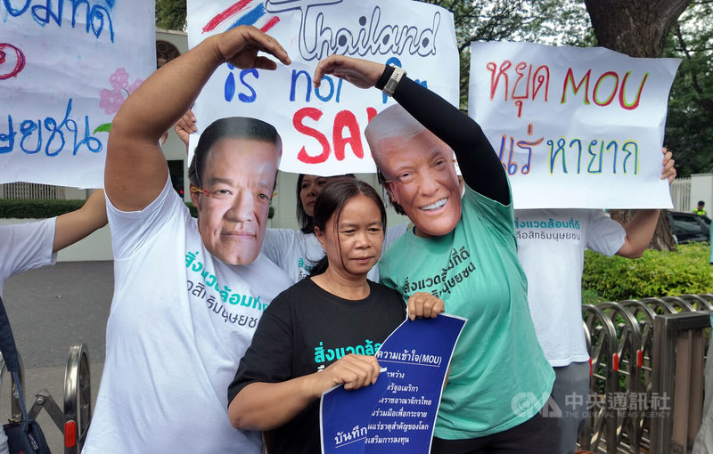 泰國民團30日赴美國駐泰大使館抗議,他們頭戴美國總統川普和泰國總理阿努廷的頭像,要求取消稀土合作備忘錄。中央社記者李宗憲曼谷攝 114年10月30日