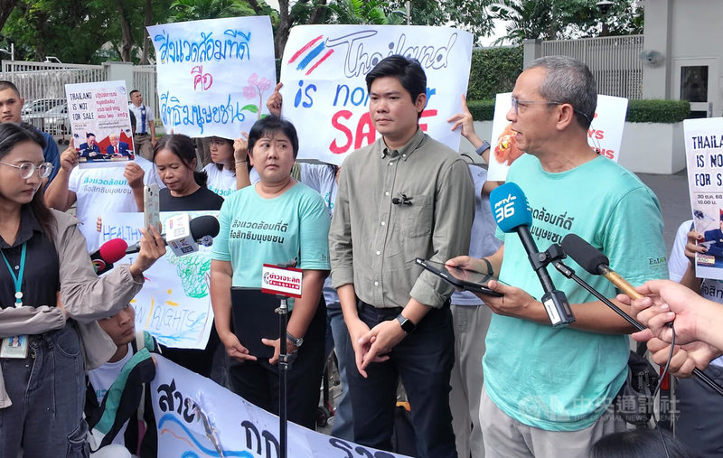 泰國多個非政府組織組成的NGO發展協調委員會(NGO-COD)30日赴美國駐泰大使館抗議,指美泰簽署的稀土合作備忘錄對泰國人民不利,且導致泰國成為美中爭奪稀土的戰場,呼籲取消合作備忘錄。中央社記者李宗憲曼谷攝 114年10月30日