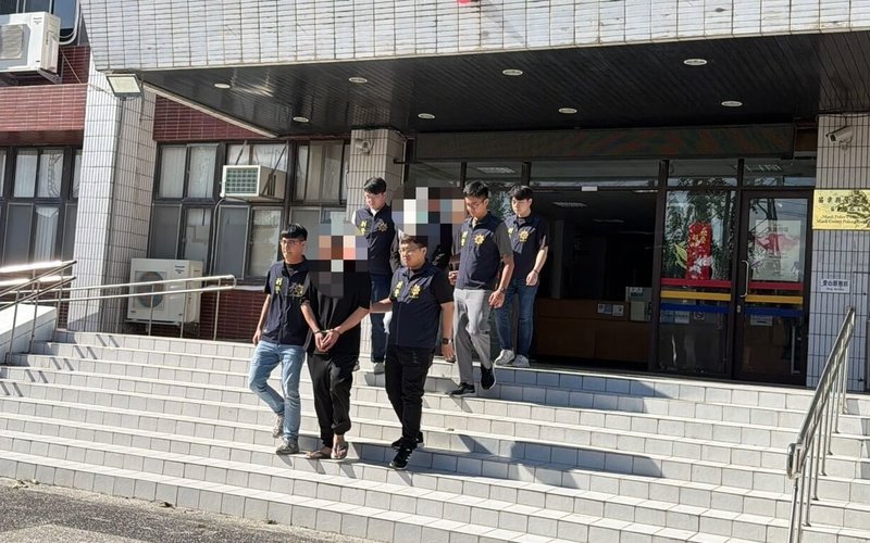 苗栗市一間倉庫日前遭人以器具剪開鐵皮闖入偷走10多張檜木圓桌及洋酒,警方30日表示,竊嫌犯案前先假意要挑選購買物品,確認目標後再前往行竊,共逮捕3人送辦。(警方提供)中央社記者管瑞平傳真   114年10月30日