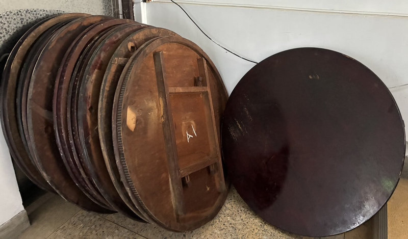 苗栗市一間倉庫日前遭人以器具剪開鐵皮闖入行竊,警方30日表示,逮捕3名竊嫌,並取回15張木質圓桌及部分酒類等贓證物。(警方提供)中央社記者管瑞平傳真 114年10月30日