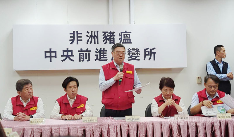 台中市梧棲區養豬場發生非洲豬瘟疫情，行政院長卓榮泰（左3）30日到台中主持非洲豬瘟中央前進應變所記者會，感謝第一線防疫人員。中央社記者蘇木春攝 114年10月30日