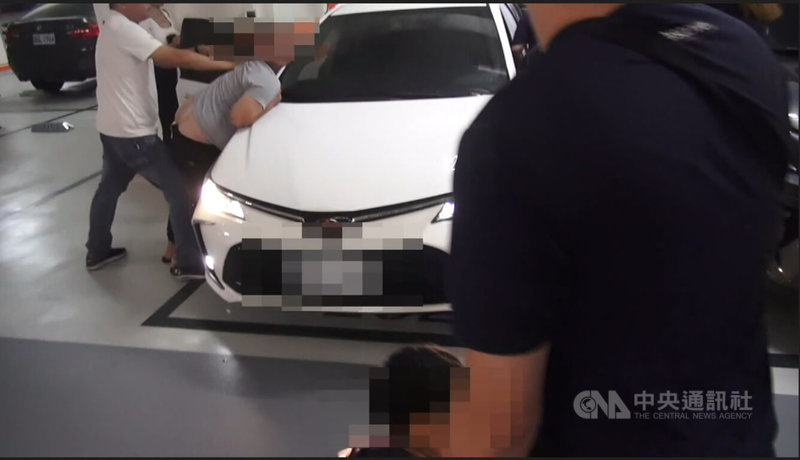 張男涉嫌組成詐騙水房集團，將人頭帳戶存摺及提款卡，以「死轉手」方式藏放在草叢、交通錐等處，再由車手取走提領贓款洗錢，刑事局日前循線逮捕張男等12人送辦。（翻攝照片）中央社記者蘇木春傳真 114年10月30日