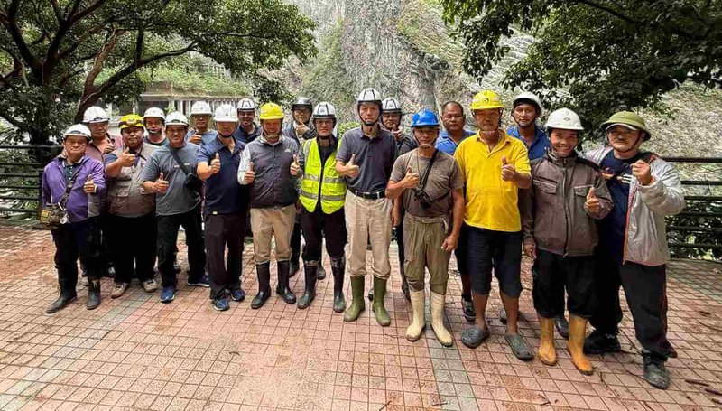 燕子口堰塞湖壩高54公尺,壩體土砂體積40萬立方公尺,蓄水量約190萬噸,由曾協助花蓮0206、0403的救災老朋友嘉南重機械有限公司成功執行壩頂降挖引流工程。(林業及自然保育署花蓮分署提供)中央社記者張祈傳真 114年10月30日