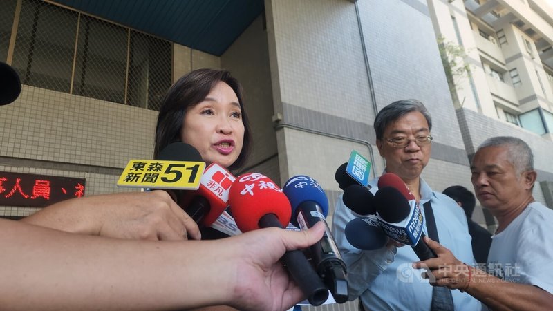 高雄市美濃區「大峽谷」案，中國國民黨籍立法委員柯志恩（左）針對民主進步黨稱「柯志恩爆破自家特助」提告。台灣高雄地方檢察署30日傳喚柯志恩說明，柯志恩進雄檢前接受媒體聯訪。中央社記者洪學廣攝　114年10月30日