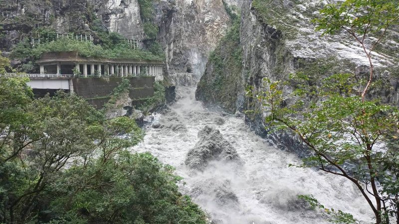 花蓮燕子口堰塞湖靠著工程團隊開道,直衝壩體上方降挖引流,30日成功拆彈,結束13天警戒。(林業及自然保育署花蓮分署提供)中央社記者張祈傳真 114年10月30日