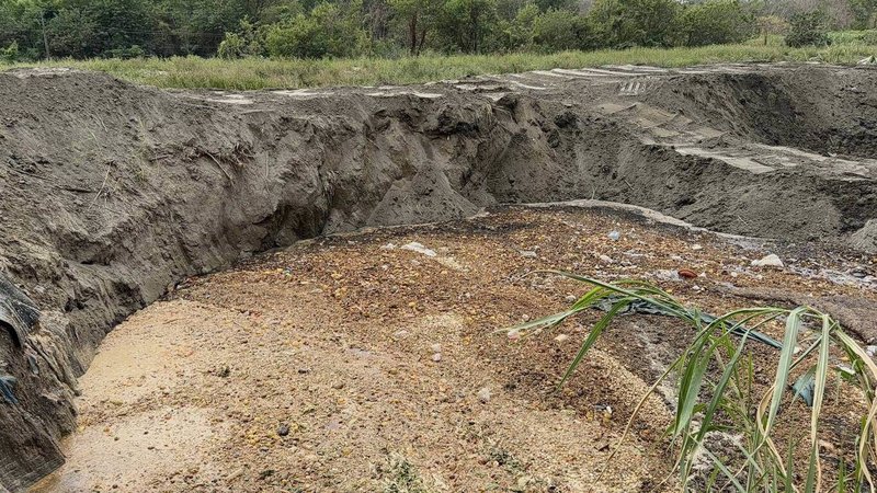 台灣民眾黨台中市議員江和樹指出,市府在霧峰區的廚餘掩埋場,不符規定,中市府環保局長陳宏益坦承,第一時間未達標準,後續覆土完成。(江和樹提供)中央社記者趙麗妍傳真 114年10月30日