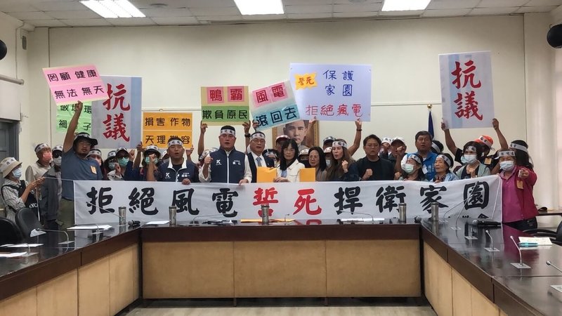 屏盛風力發電公司擬在屏東縣枋山鄉楓港村設置陸域風機，引發獅子、枋山鄉民強烈反彈，約40人30日北上赴立法院陳情，強調「誓死捍衛家園」。（楓港社區發展協會執行長黃隆獻提供）中央社記者黃郁菁傳真　114年10月30日