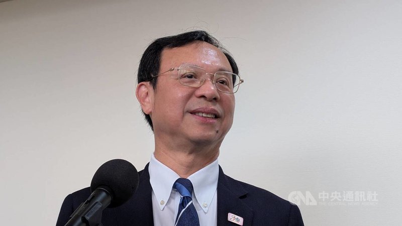 台中一處養豬場爆發非洲豬瘟疫情,為加強邊境防堵,衛福部長石崇良30日表示,未來配合關務署,入境旅客將不再依班機起飛國家是否為疫區分紅綠線,一律查核。中央社記者曾以寧攝 114年10月30日