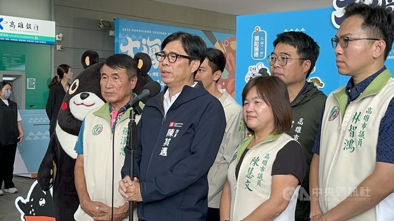 高雄市長陳其邁(前左2)30日出席「2025年大海開吃」記者會,媒體聯訪時被問及外交部長林佳龍表態支持立委林岱樺參選高雄市長;陳其邁表示,黨內就尊重民主制度。中央社記者林巧璉攝  114年10月30日