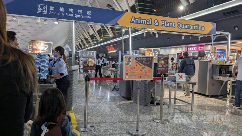 農業部動植物防疫檢疫署30日說，機場手提行李檢查宣導區設置，是由於帶豬肉製品入境罰則相當高，才針對自非洲豬瘟疫區國家到台灣旅客，從落地到入關前，提供行政輔導機制。中央社記者曾以寧攝　114年10月30日