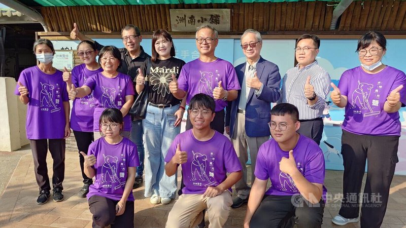 文化部長李遠(後右3)30日前往視察嘉義縣洲南鹽場於風災重創後修復情形,並與洲南鹽場員工合影,感謝他們為保存文化所付出努力。中央社記者蔡智明攝 114年10月30日