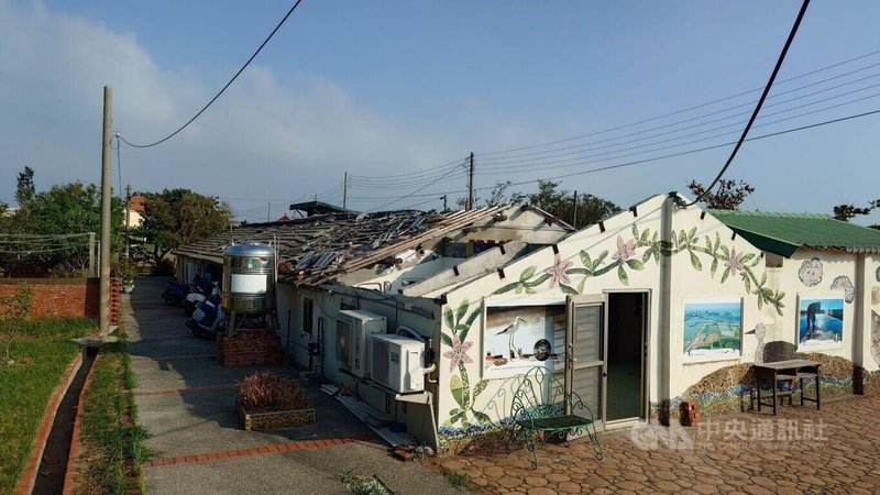 嘉義洲南鹽場屋頂7月遭強風吹翻,窗戶及展示板、電腦等設備毀損,災損金額達新台幣311萬元。目前雖已先行恢復營運,但仍有房舍待整修。中央社記者蔡智明攝 114年10月30日
