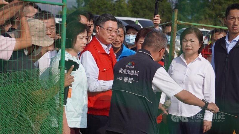 行政院長卓榮泰(紅背心者)在民進黨立委何欣純(前左)等人陪同下,30日下午到台中市文山垃圾掩埋場了解廚餘處理情形。中央社記者吳哲豪台中攝 114年10月30日