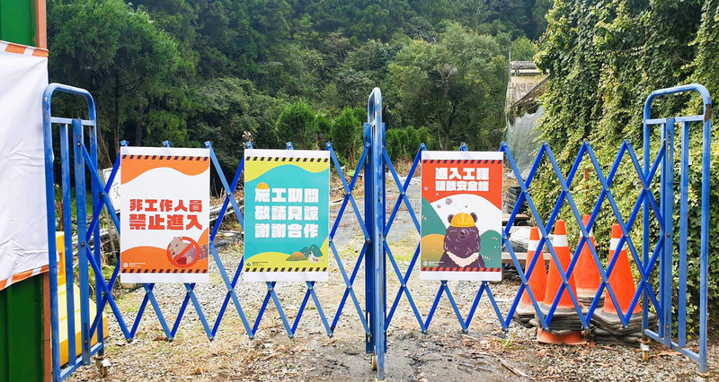 農業部林業及自然保育署南投分署以自然共生、永續循環為核心理念,整合在地物種、保育觀念及工程語彙,設計出治山防災工程品牌識別系統,應用於圍籬、警示標語與告示牌等,讓公共工程融入環境教育意涵,榮獲2025美國繆思國際設計大獎戶外廣告類銀獎。(南投分署提供)中央社記者鄭維真傳真 114年10月30日