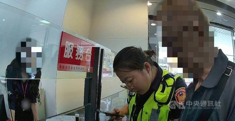 80歲李姓男子（右）日前被詐騙指投資玉石買賣可獲利，到銀行要匯款新台幣9萬元，經警方查出收款帳戶已被列警示帳戶，李姓男子才相信自己受騙。（翻攝照片）中央社記者蘇木春傳真　114年10月30日