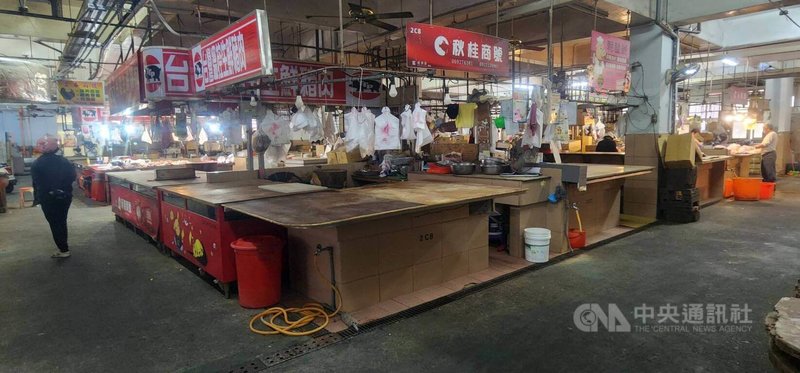 台中養豬場爆發非洲豬瘟疫情,農業部宣布全國豬隻禁宰、禁運15天。澎湖馬公市長黃健忠29日晚間宣布馬公北辰及文澳公有市場販售豬肉及豬肉加工製品攤位租金減免1個月。圖為市場除少數的冷凍豬肉銷售外,僅大多數豬肉攤位都是休市,顯得冷清。中央社  114年10月30日