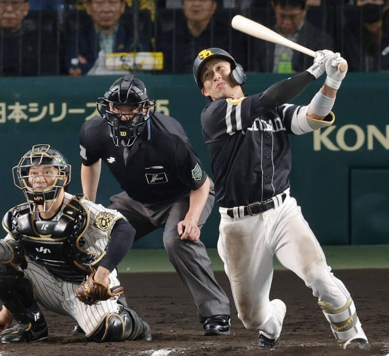 軟銀靠著野村勇轟出陽春砲,最終以3比2擊退阪神。(共同社)