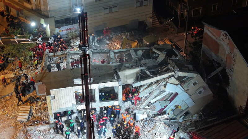 土耳其蓋布澤鎮29日一棟7層樓公寓倒塌。(安納杜魯新聞社)