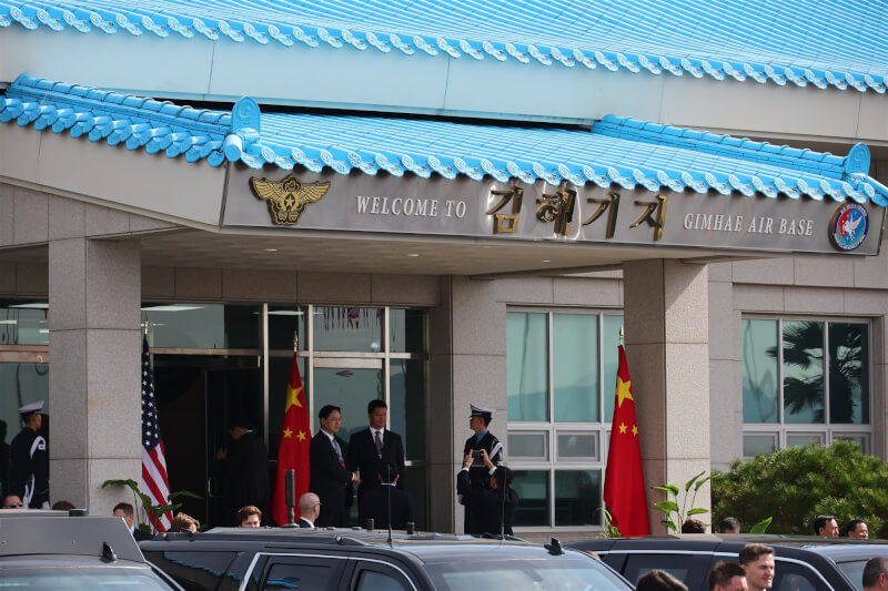 美國總統川普30日在韓國釜山的金海國際機場會晤中國國家主席習近平。（韓聯社）