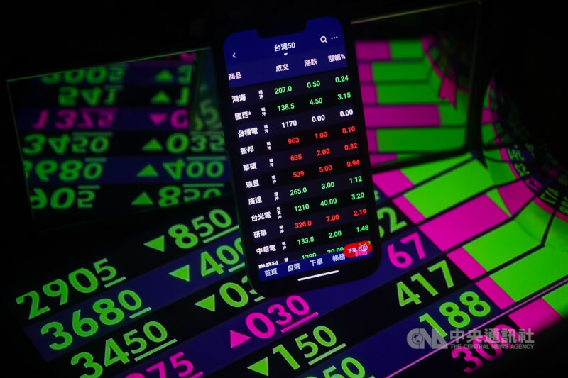 台股30日一度達28527點創新高,盤中指數在平盤上下震盪,終場下跌7.21點,收28287.53點。(中央社檔案照片)