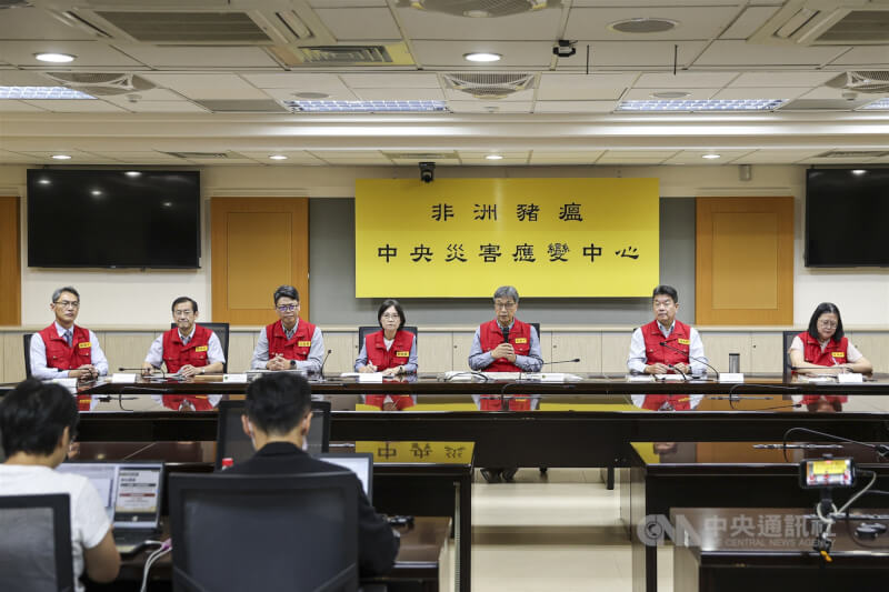 非洲豬瘟中央災害應變中心30日下午在防檢署召開第42次會議會後記者會,農業部獸醫所長鄧明中(左起)、畜牧司長李宜謙、防檢署動物防疫組長林念農、防檢署署長杜麗華、農業部長陳駿季、環境部環管署副署長劉瑞祥、衛福部食藥署簡任技正廖姿婷等人出席。中央社記者鄭清元攝 114年10月30日