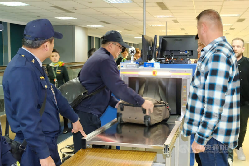 圖為航空警察局在桃園機場對旅客進行手提行李檢查。（中央社檔案照片）