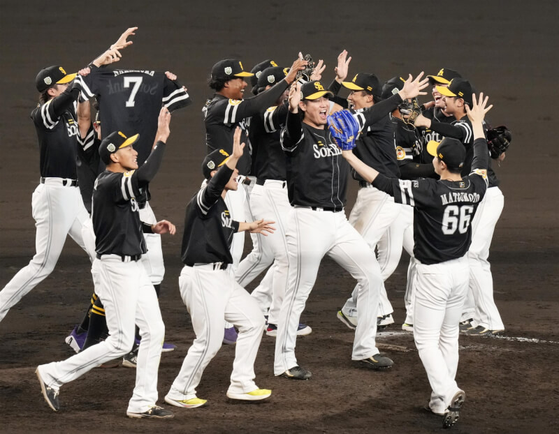 日本職棒總冠軍賽30日進行G5,福岡軟銀鷹隊以3比2擊退阪神虎隊,奪下睽違5年的冠軍。(共同社)