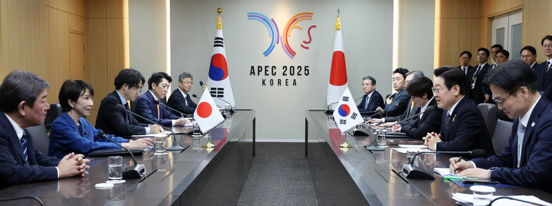 日本首相高市早苗（左排著藍西裝者）今天在亞太經濟合作會議（APEC）峰會與韓國總統李在明（右排2發言者）舉行會談，兩人確認將積極推動「穿梭外交」，下次將由李在明訪日，確保合作順利推進。 （APEC 2025 KOREA-Yonhap News提供）中央社記者廖禹揚釜山傳真　114年10月30日