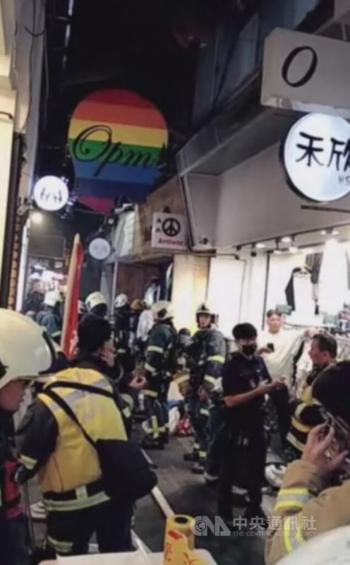 台北市信義區五分埔商圈30日晚間發生火警,所幸現場無人受困,火勢約於晚間8時20分撲滅。但有名女住戶因上樓尋找起火處,不慎跌倒造成左手掌燙傷、意識清醒,已送醫治療。(翻攝照片)中央社記者黃麗芸傳真 114年10月30日