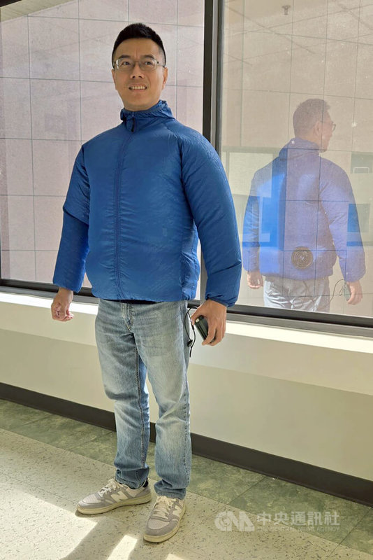 國民黨屏東縣議員黃明賢（圖）30日議會質詢提出，因應熱傷害職災，縣府應自行編列預算，補助風扇衣等防護具，並放寬申請對象，將農漁民與無固定雇主勞工納入保障範圍。中央社記者黃郁菁攝　114年10月30日