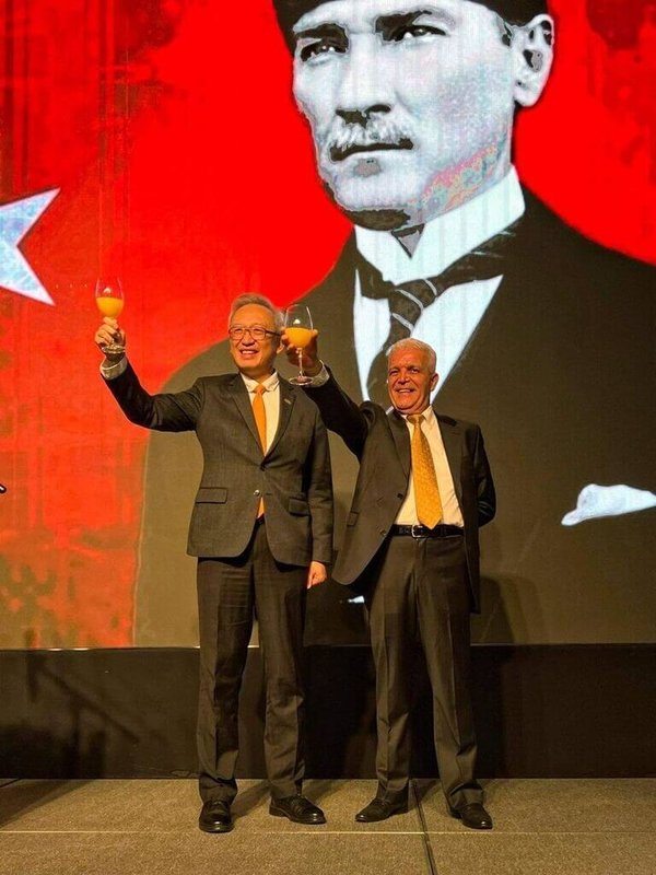 外交部政務次長吳志中（左）29日出席「土耳其共和國102週年國慶酒會」。（外交部提供）中央社記者楊堯茹傳真　114年10月30日