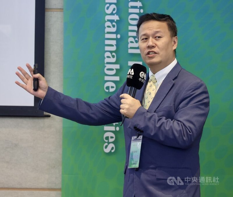 「2025智慧永續城市國際論壇」由中央社主辦,30日在集思交通部國際會議中心登場,衛福部資訊處長李建璋(圖)於閉幕演講分享「建構人本醫療網 永續AI賦能防護」,以政府視角提出AI應用於公共衛生與防護體系的實踐策略。中央社記者張皓安攝 114年10月30日