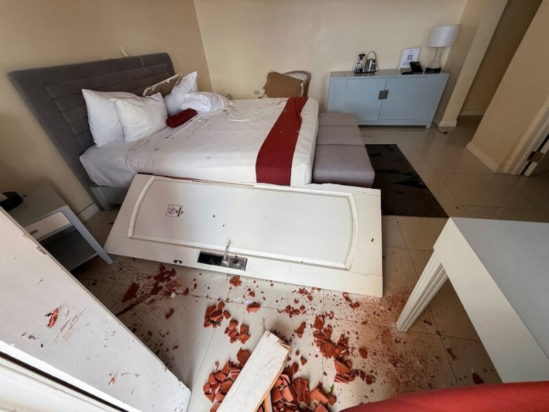 牙買加一間飯店29日受颶風美莉莎侵襲,房間一片狼藉。(路透社)